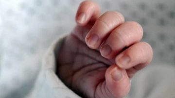 Bebé de 8 meses se ahogó con un bizcocho y guardavidas lo salvaron de morir