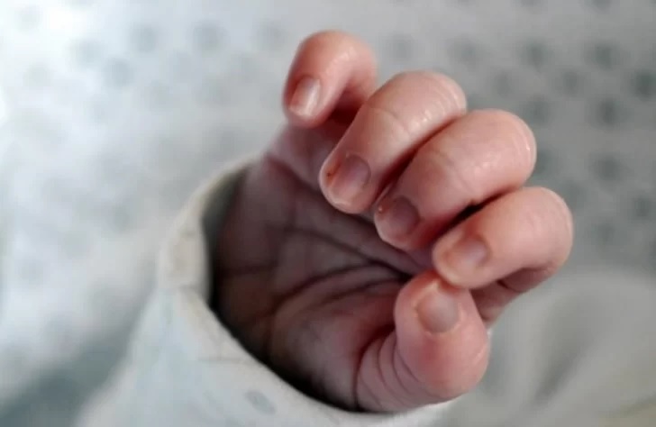 Bebé de 8 meses se ahogó con un bizcocho y guardavidas lo salvaron de morir