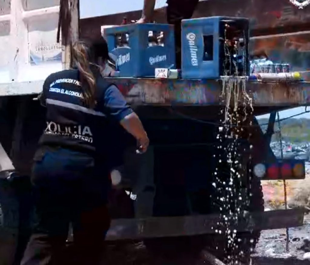IMÁGENES SENSIBLES | Desechan miles de litros de vino, cerveza y vodka en un operativo policial