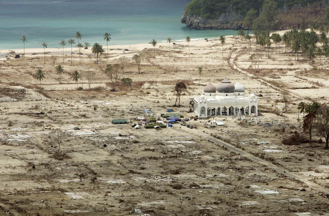 Indonesia conmemoró 20 años del devastador tsunami de 2004 con un homenaje en la mezquita que resistió en la zona cero