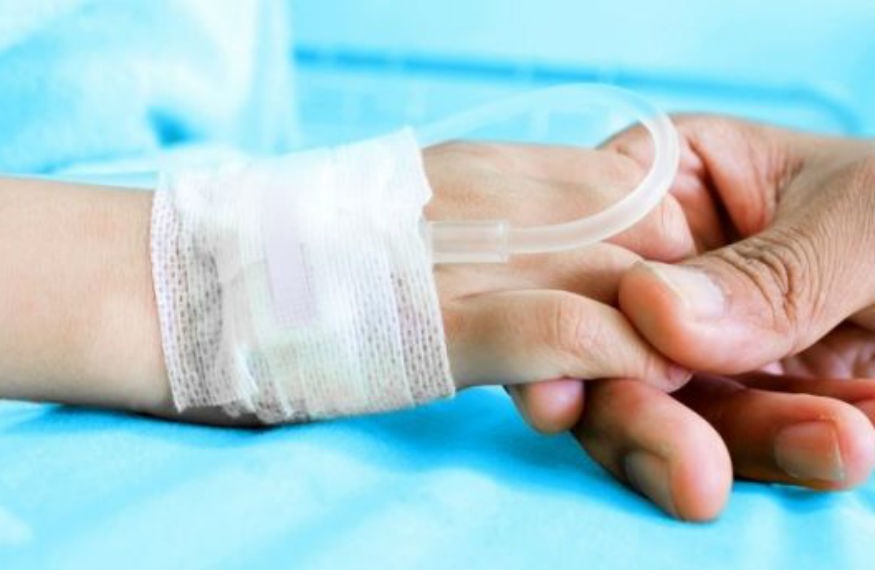 Una pareja fue detenida por simular que su hijo tenía cáncer y recaudar más de US$60.000