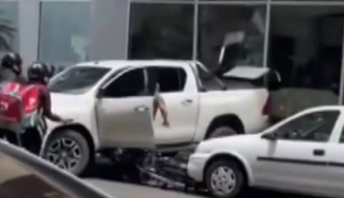 Video: por discutir con un motociclista descuidó su camioneta que terminó incrustada en un ventanal