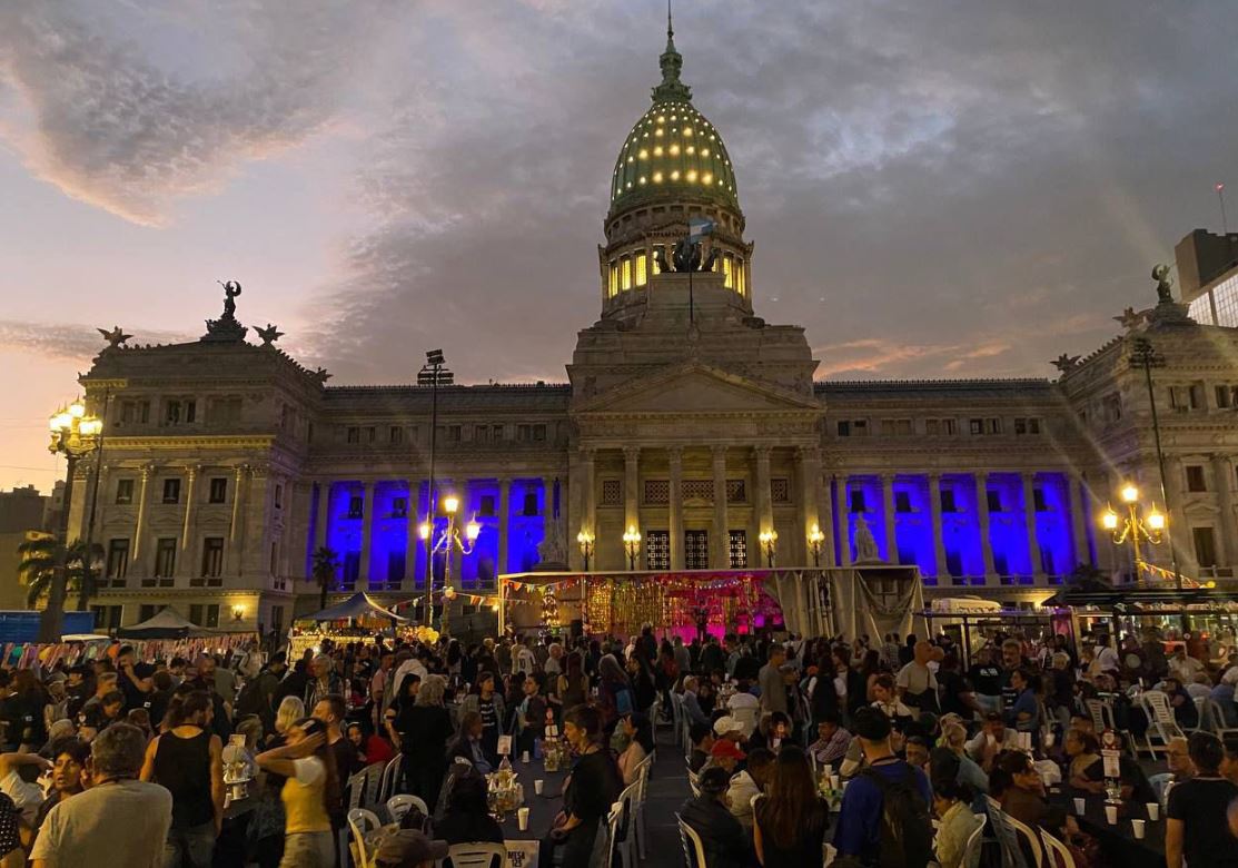 Unas 4.000 personas en situación de calle compartieron la cena solidaria de Navidad frente al Congreso