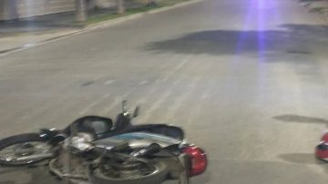 Se le atascó el vestido en la cadena de la moto y protagonizó un violento derrape