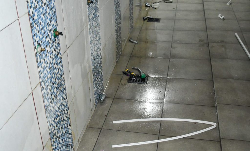 FOTOS | Sarmiento mostró en sus redes los daños que la delegación de Villa Mitre ocasionó en sus vestuarios