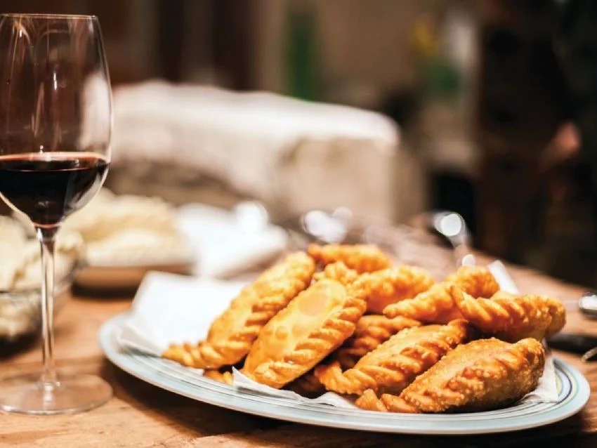 Un joven pidió 16 empanadas y 2 copas de vino, y se sorprendió con lo que le cobraron
