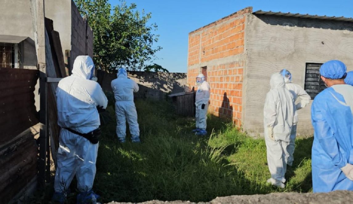 Investigan posible femicidio: encontraron el cadáver de una mujer enterrado en una casa