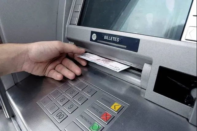 Demoran a dos hombres con 11 tarjetas de débito y más de 2 millones de pesos