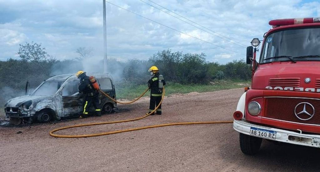 Pánico en la ruta 21: un hombre salió a tiempo de su camioneta que fue devorada por las llamas