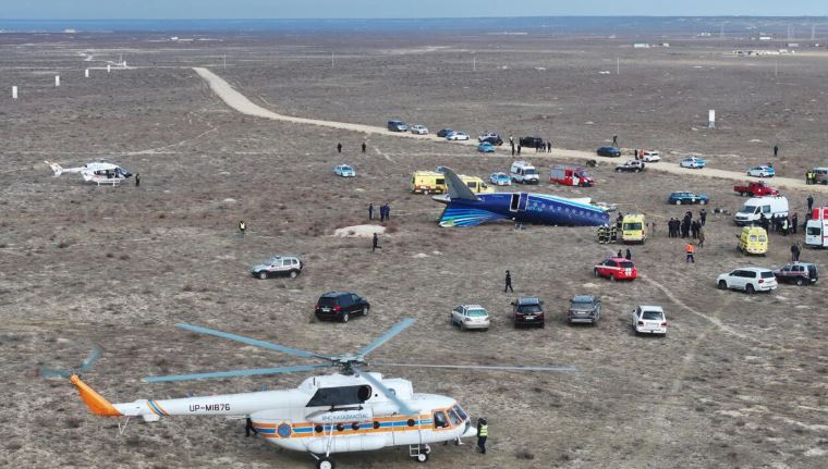 VIDEO. Así rescataron a los sobrevivientes del avión que se estrelló en Kazajistán