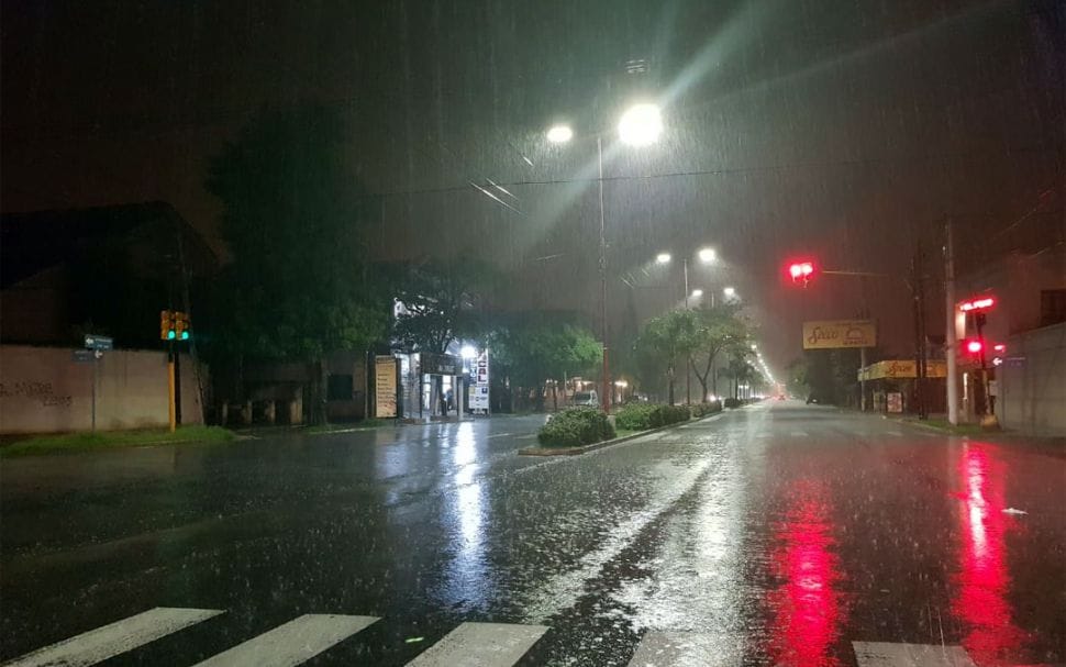 Una torrencial lluvia con relámpagos sorprende en la noche santiagueña
