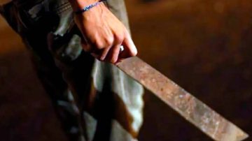 En un violento ataque, un hombre fue herido con un machete