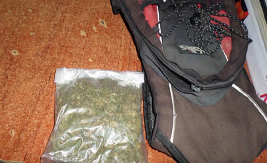 Provocó un escándalo porque su novia fue a una garita y entregó su mochila con seis paquetes de marihuana