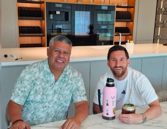 “Despidiendo el año de 10, con el 10: “Chiqui” Tapia se mostró tomando mate con Lionel Messi