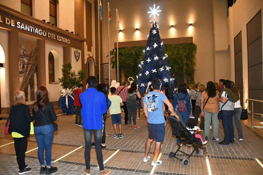 Se encendieron las luces ornamentales navideñas y el árbol elaborado con materiales reciclados en Capital