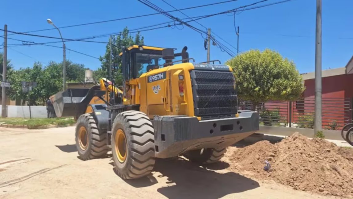Obrero dio marcha atrás con la pala mecánica y atropelló a un compañero
