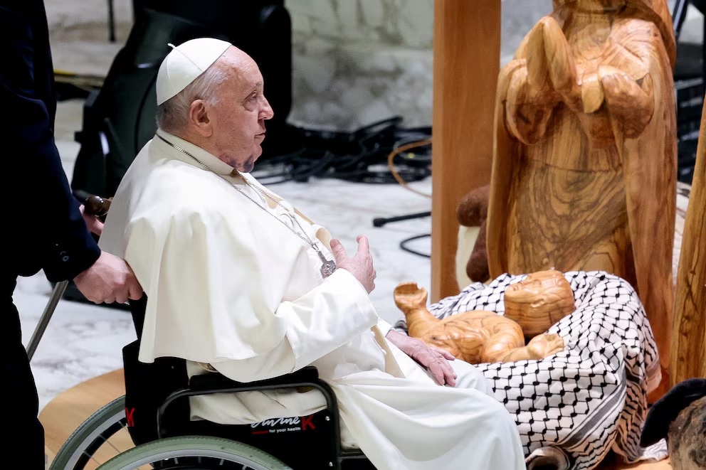 El Vaticano informó que el Papa Francisco presenta una “mejoría consolidada”