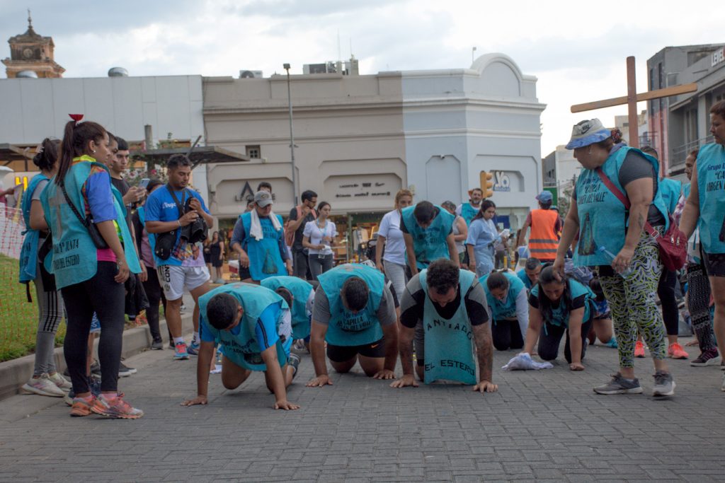Impactantes fotos de peregrinos santiagueños que de rodillas llegaban al altar de la Virgen del Valle en Catamarca