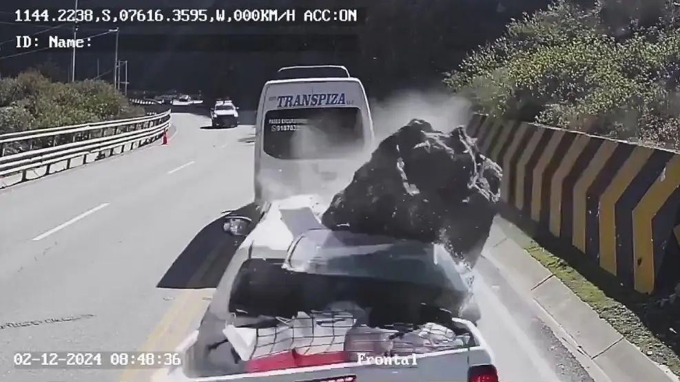 Tragedia: se desprendió una roca de un cerro y aplastó una camioneta