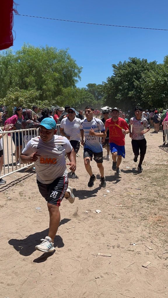 San Esteban en el corazón de la religiosidad popular santiagueña: la historia detrás de la carrera de los indios