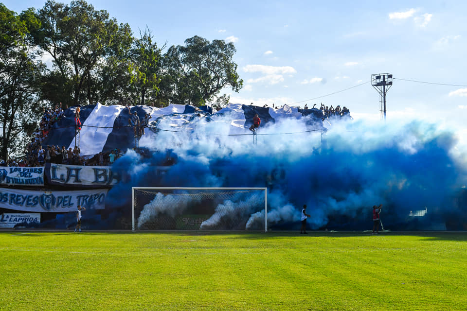 Una bala de goma impactó en el ojo de un hincha durante disturbios en cancha de Sarmiento