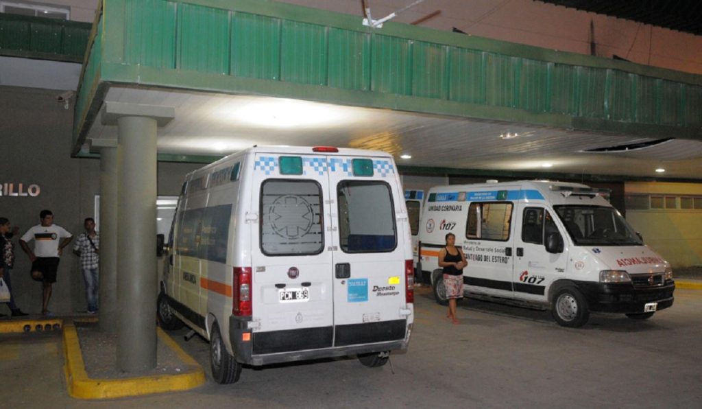 Rescatan a una mujer que estaba inconsciente sujetada a un poste en Av. Sáenz Peña