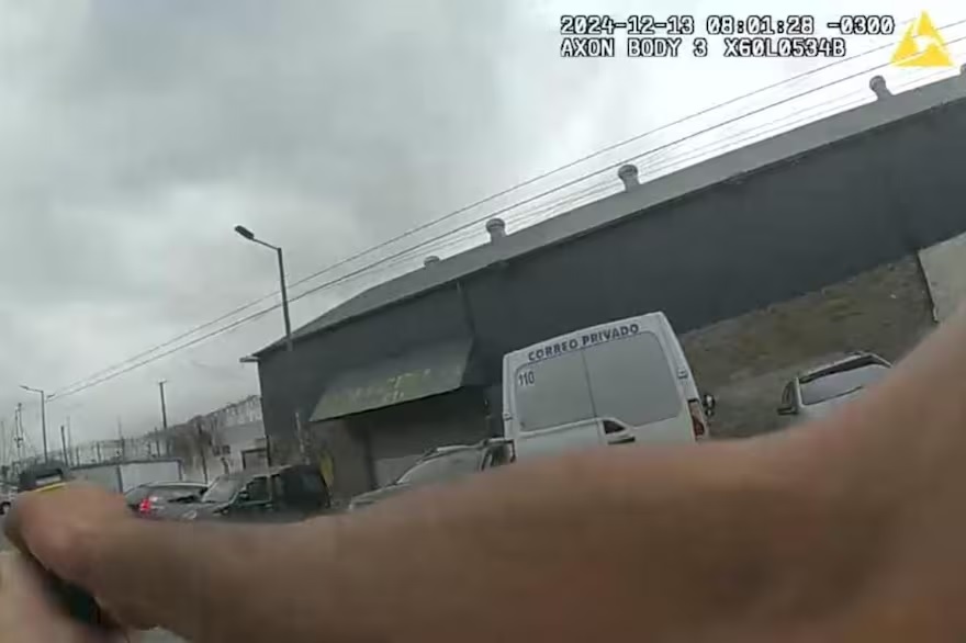 VIDEO. Así usaron las pistolas Taser para detener una feroz pelea con cuchillos entre dos hombres