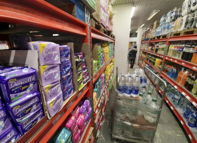 El consumo no crece: las ventas en supermercados y mayoristas cerraron en rojo y el comercio pide rescate