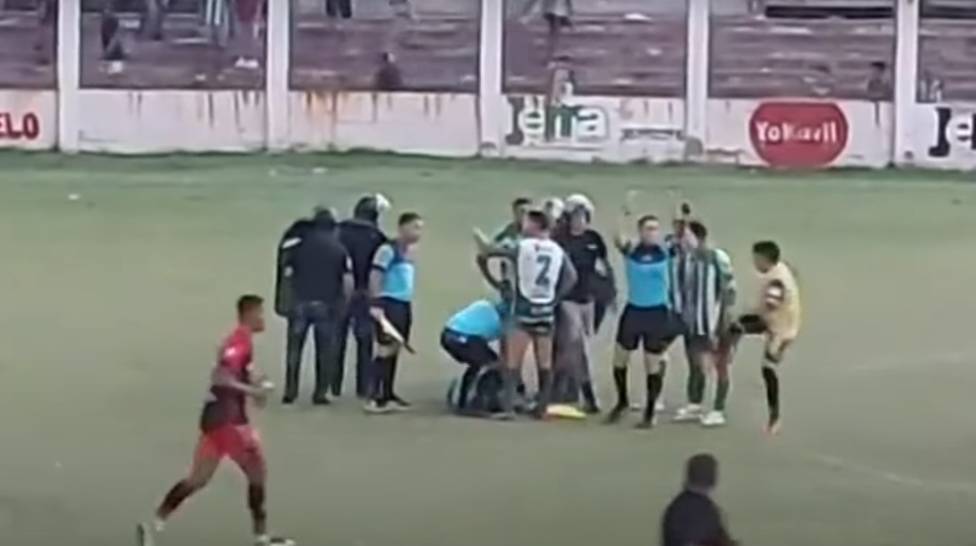 Video: salvaje agresión al árbitro santiagueño William Abdala y sus colaboradores en Catamarca