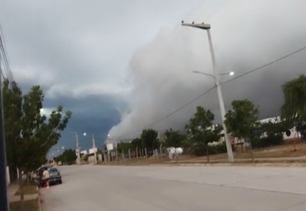 Impactante video: salieron de trabajar y quedaron atrapados en el tornado que golpeó San Luis
