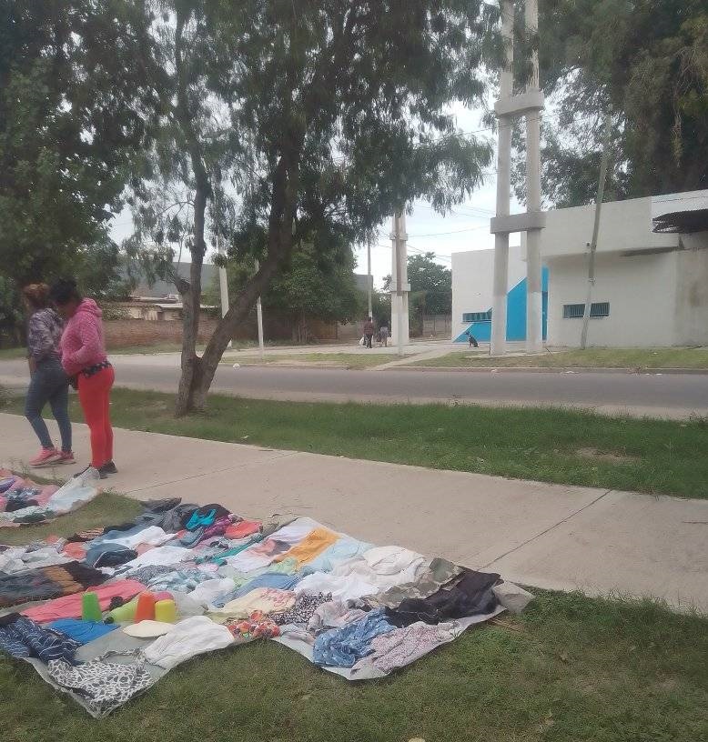 B° Central Argentino: denuncian que personal municipal desarmó los “techitos” de la feria vecinal