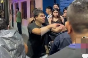 “Mano a mano vos y yo”: el enfrentamiento de jóvenes ebrios con la policía en la puerta de un boliche