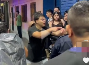 “Mano a mano vos y yo”: el enfrentamiento de jóvenes ebrios con la policía en la puerta de un boliche