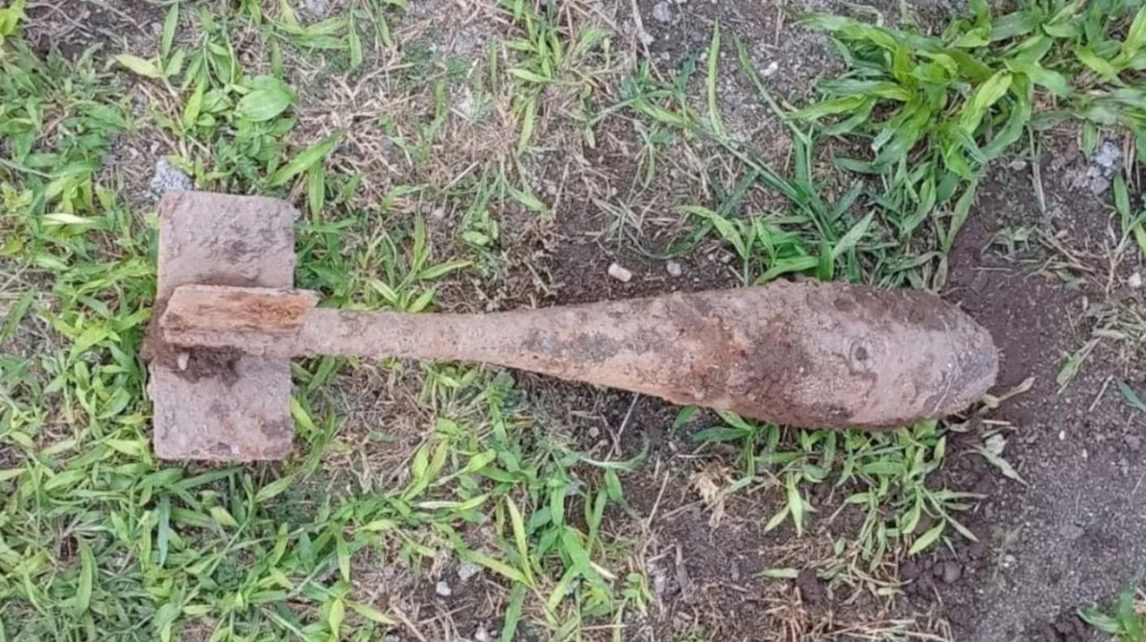 Cavaban un pozo para colocar una pileta y encontraron una bomba
