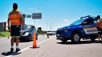 Un turista santiagueño quiso “coimear” a la Caminera de Córdoba y quedó detenido