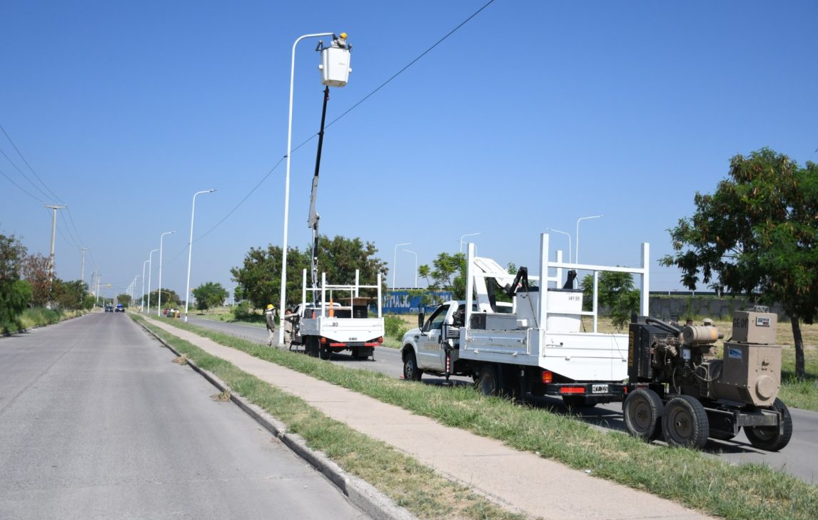 La Municipalidad de Capital continúa con la recuperación del alumbrado dañado por vandalismo en la colectora de la Circunvalación