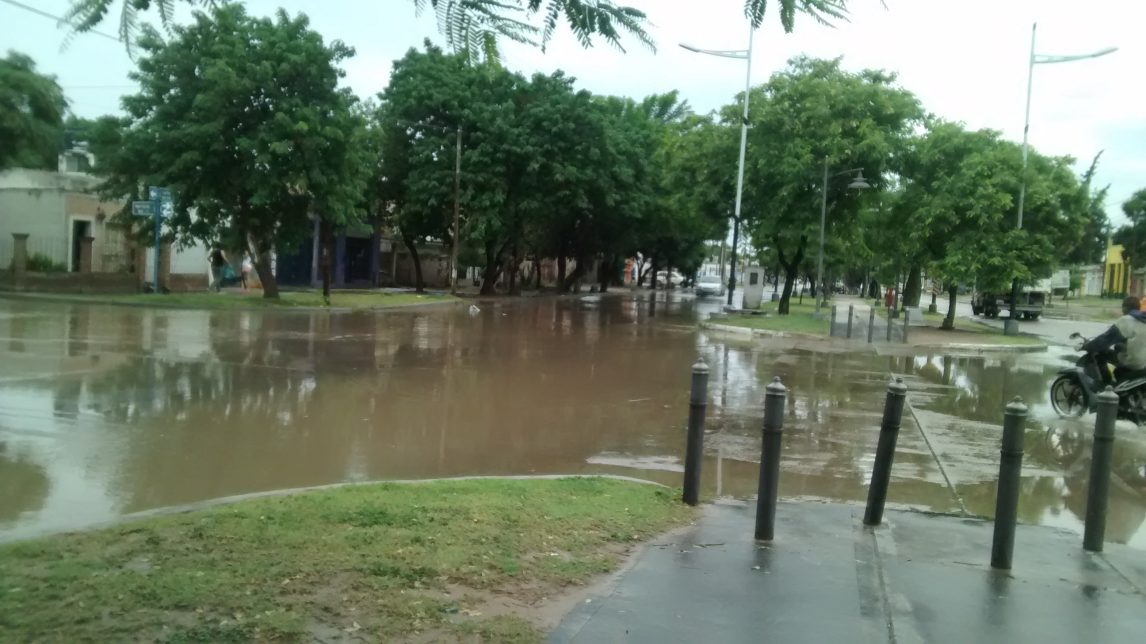 Llegó la tormenta a la capital santiagueña con una copiosa lluvia y descenso de temperatura