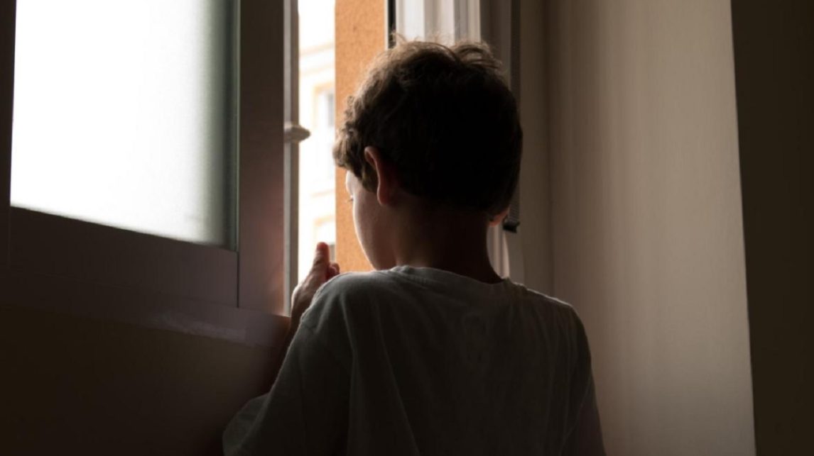Horror: alquiló un departamento y encontró a un niño abandonado y en condiciones deplorables