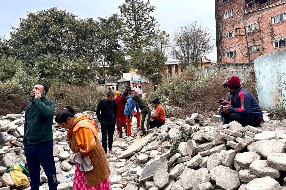 Decenas de personas mueren tras un fuerte sismo en el Tíbet