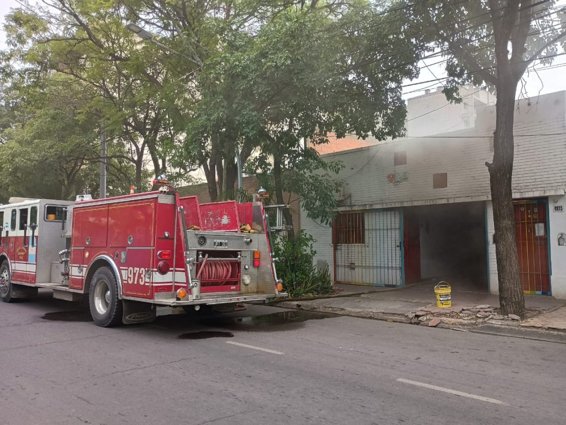 Incendio en una casa por velas encendidas: bomberos rescataron a dos perritos