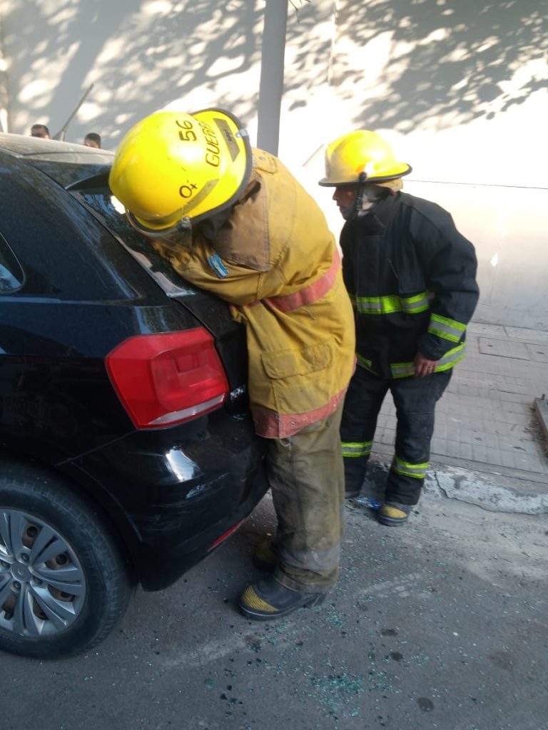 Reventó el extintor de un automóvil y causó pánico en la vía pública