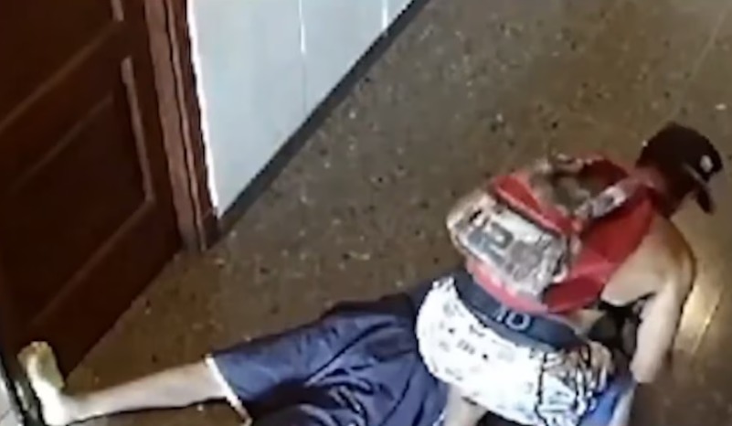 Insólito: un turista murió en la puerta de un edificio y un hombre aprovechó para robarle