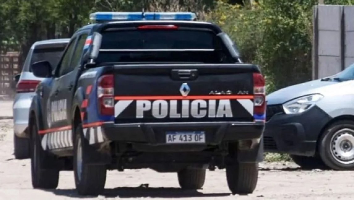 Terminó en el hospital tras chocar con una camioneta en una esquina de La Banda