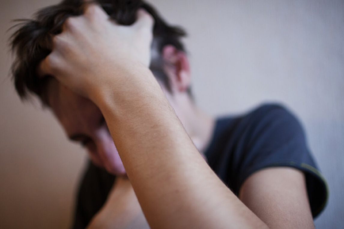 Adolescente escapó de su hogar y no quiere regresar: asegura que tiene visiones y escucha voces