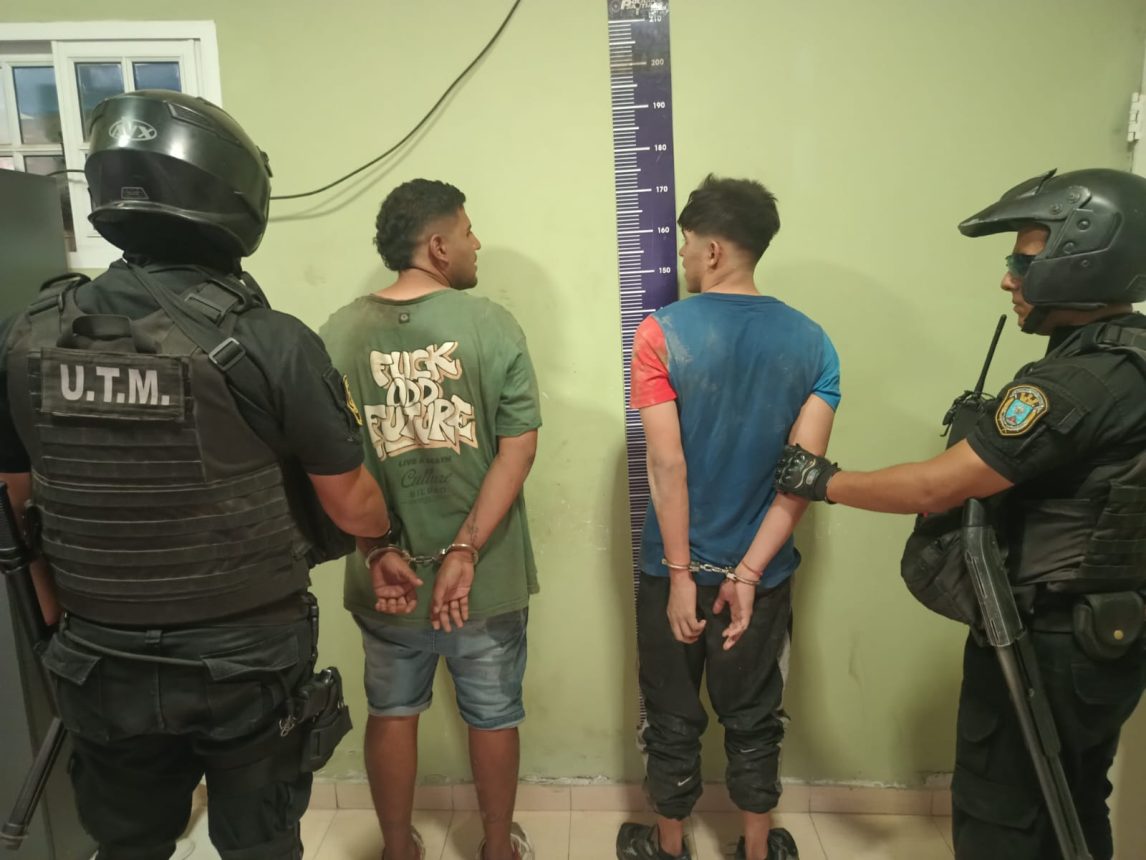 Demoran a dos hombres por evadir un control y uno queda detenido por tenencia de arma de fuego