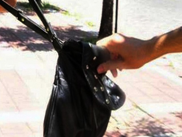 Una mujer fue víctima de un violento arrebato: la arrastraron varios metros para quitarle la cartera