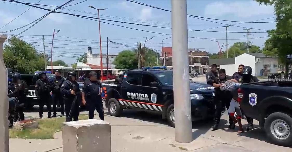Acuchilló a un policía, se tiró al canal, luego se entregó y dentro del móvil rompió una ventanilla de una patada