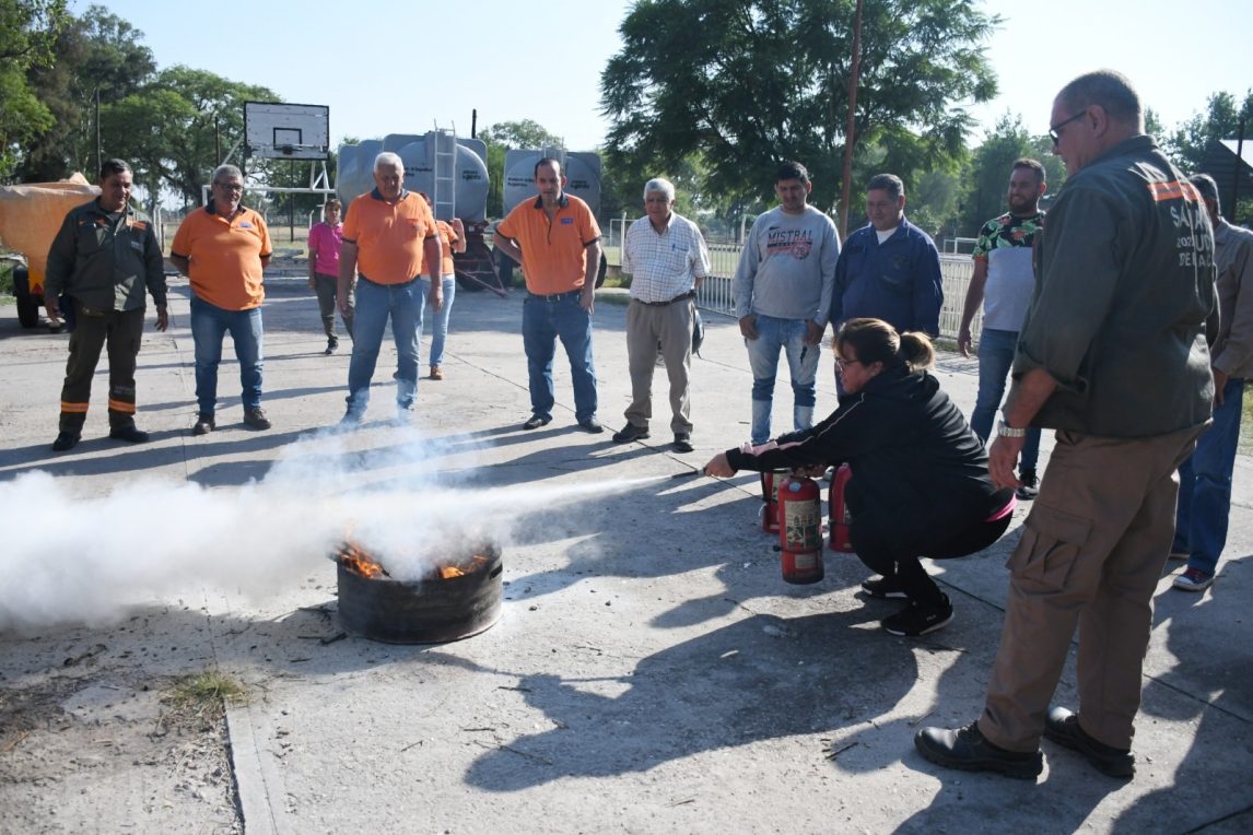 Defensa Civil de la Capital capacitó al personal de la municipalidad  en el uso de matafuegos para situaciones de emergencias
