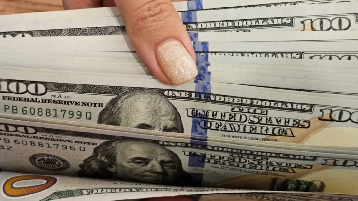 “Fiebre verde” post-cepo: Los argentinos compraron más de 26.000 millones de dólares