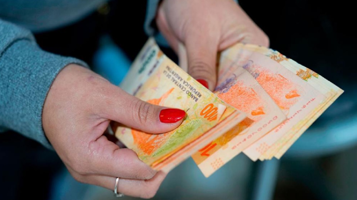 Se quedaron con el dinero de una persona con esquizofrenia